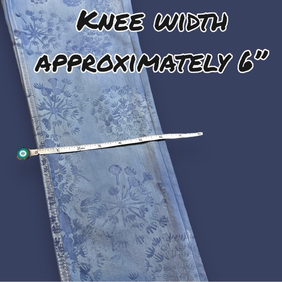 🎉HP🎉 Originally NWTWhite Skinny Capri NOW Cyanotype Floral Style Blue. Size 27 - Picture 11 of 13